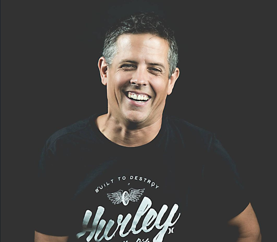 Plus de 15 000 $ versés à la Fondation Charles-Bruneau: un humoriste de Varennes fait rire pour une cause sérieuse