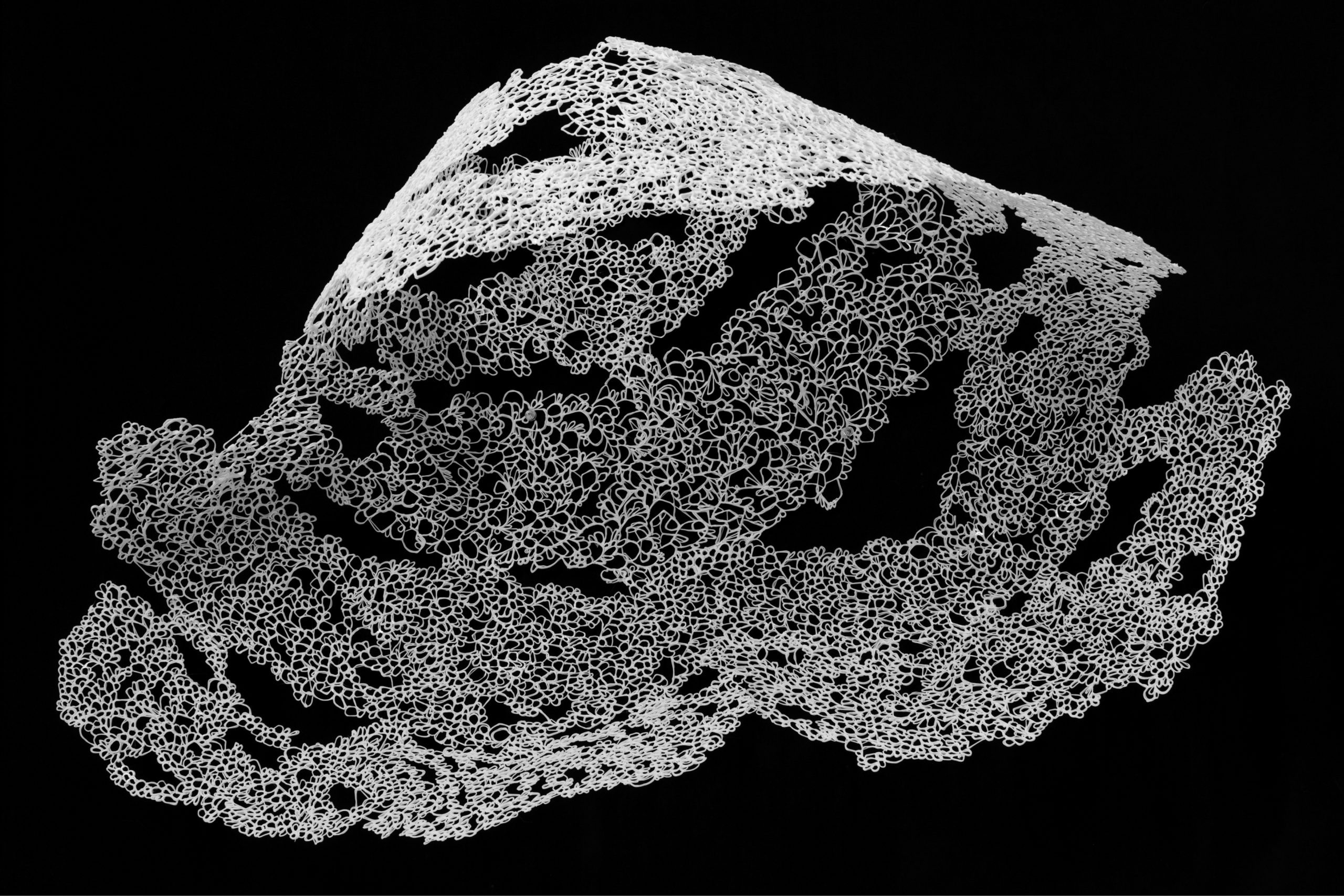 L’exposition La lourdeur poétique du quotidien : un maillage poussiéreux de Cara Déry