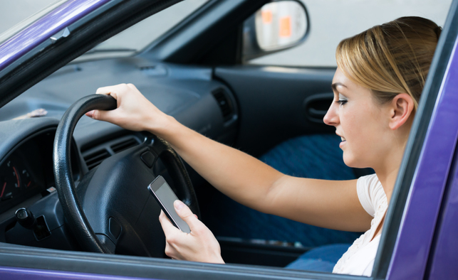 Cellulaire au volant : une amende de 300 $ à 600 $!