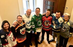 Les parlementaires de l&rsquo;Assemblée nationale enfilent un chandail de hockey en l&rsquo;honneur des Broncos