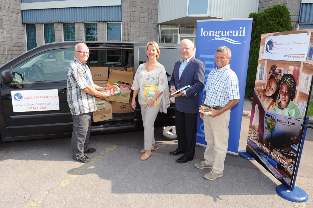 Remise d&rsquo;une camionnette à la Fondation internationale des Cultures à partager