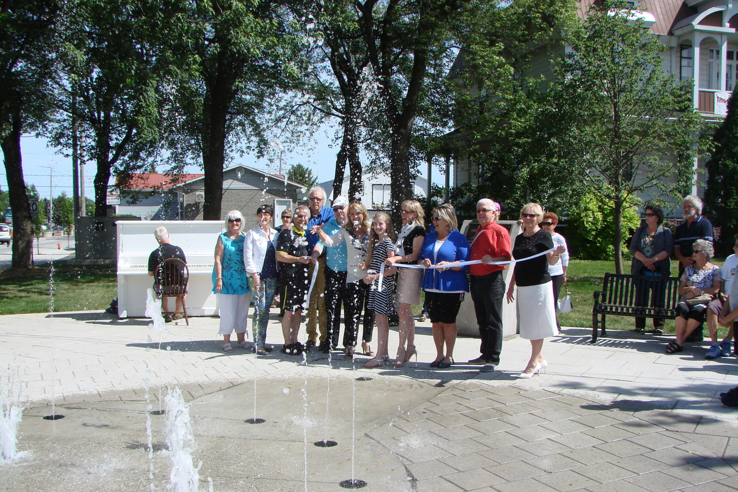 Inauguration d’une fontaine et d’un piano public dans le Vieux-Village