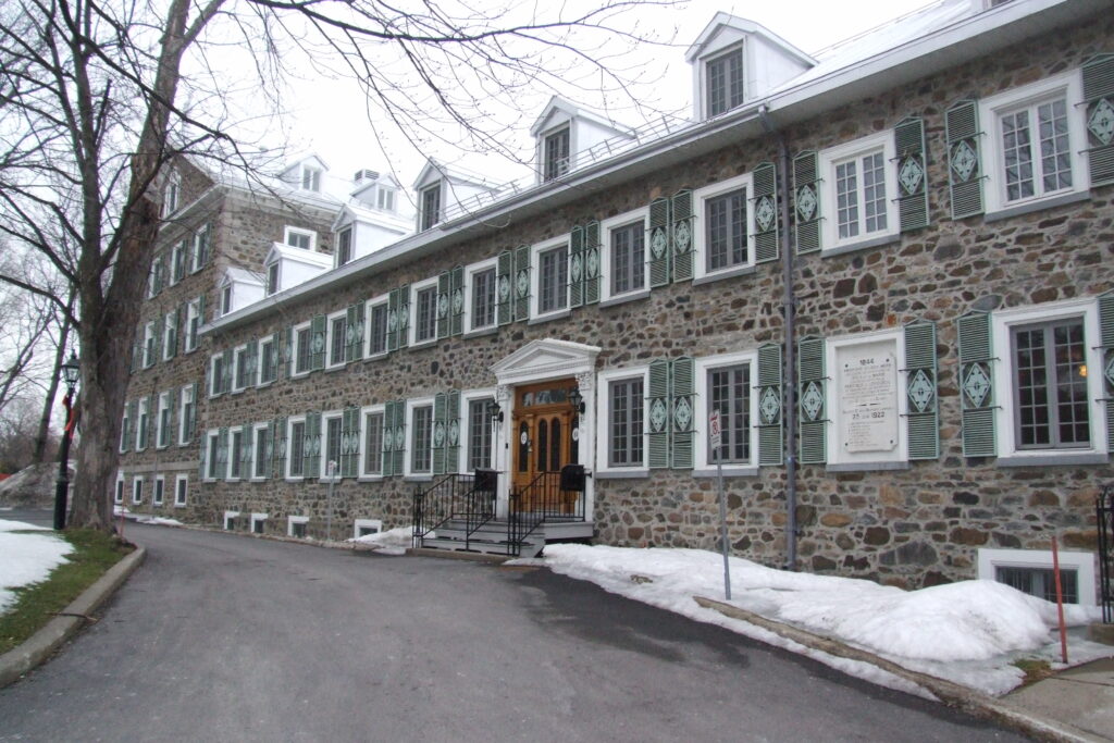 À la découverte des archives de la Maison de la Congrégation à Longueuil
