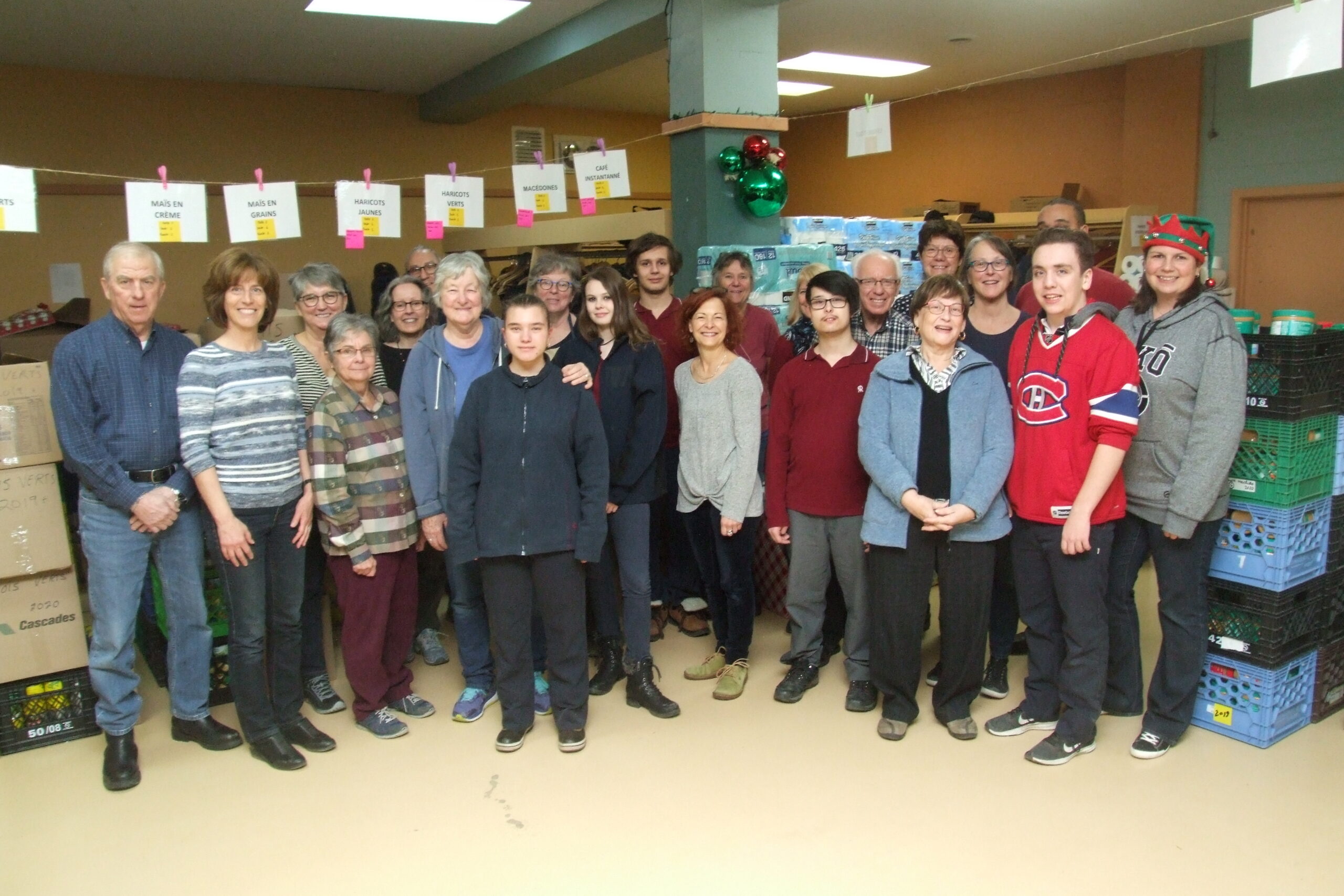 Les bénévoles s&rsquo;activent pour les paniers de Noël au Comité d&rsquo;entraide de Boucherville