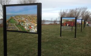 Exposition d’images aériennes de Varennes au parc de la Commune
