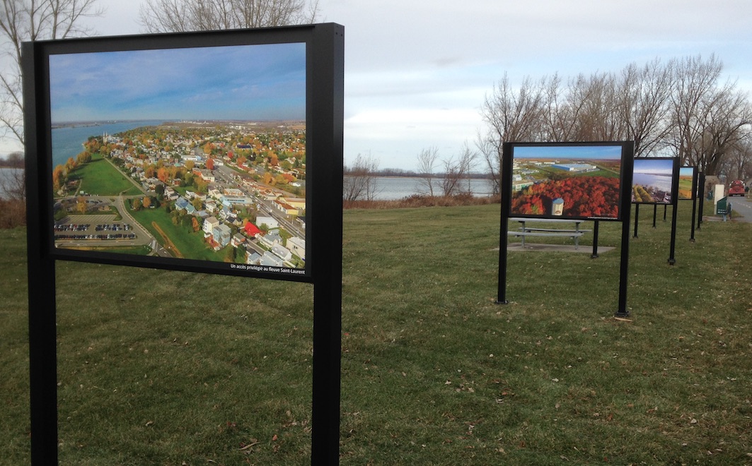 Exposition d’images aériennes de Varennes au parc de la Commune