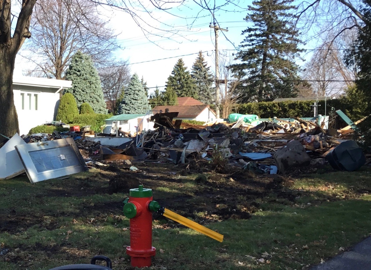Une maison s’envole en fumée