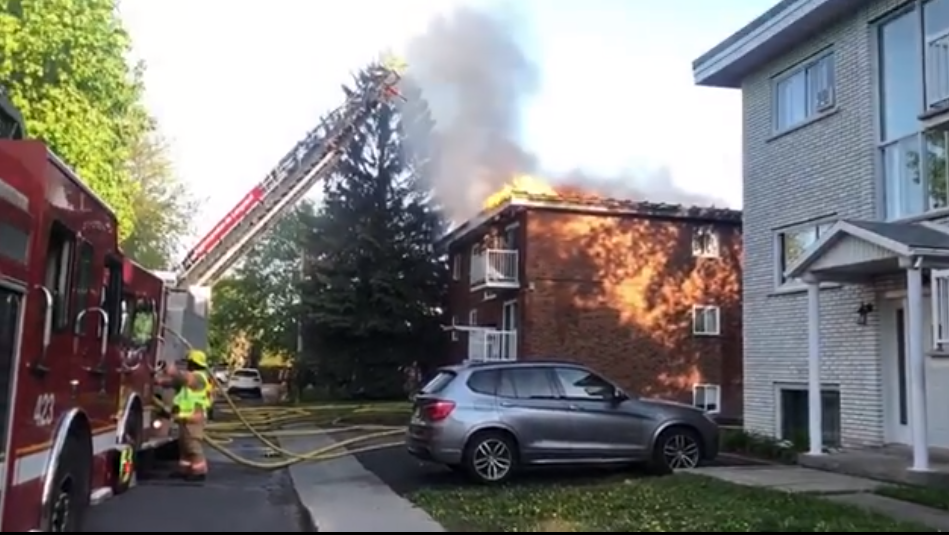 Le feu prend naissance dans le toit :  450 000 $ de dommages