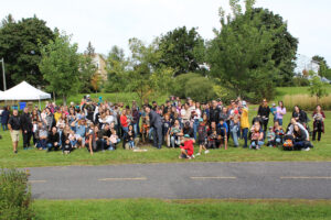 Les enfants nés ou adoptés en 2022 à Sainte-Julie se rassemblent pour inaugurer leur arbre