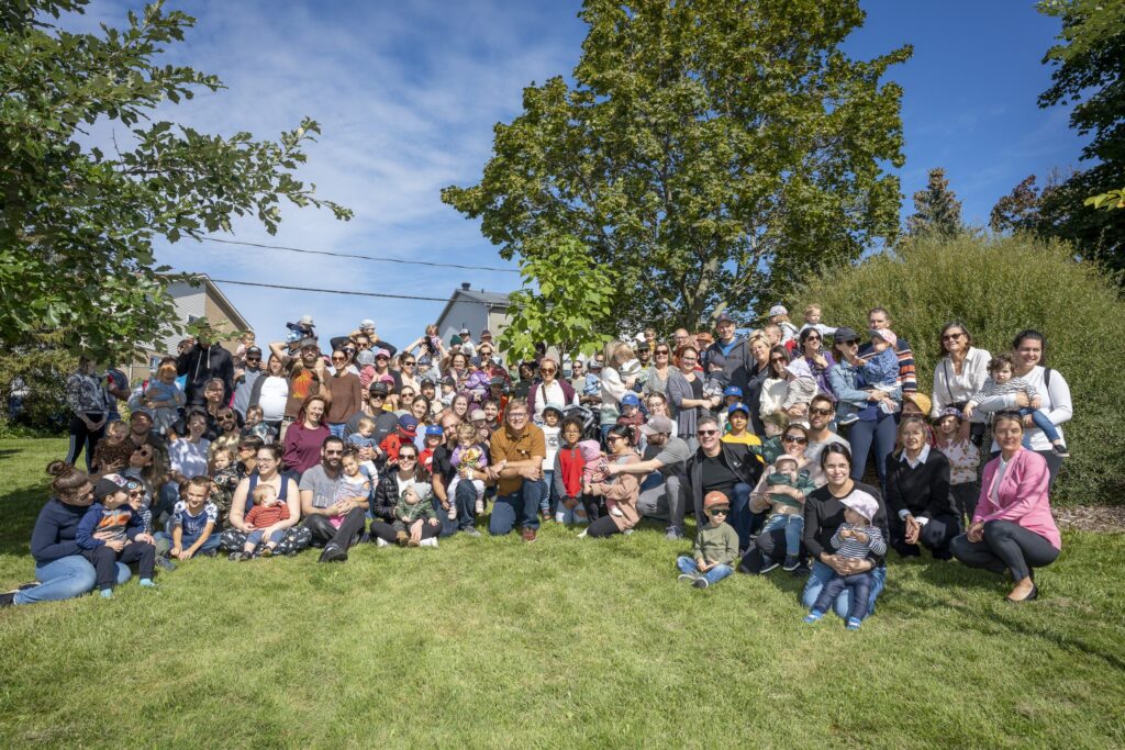Les enfants nés ou adoptés en 2021 se rassemblent pour inaugurer leur arbre à Sainte-Julie