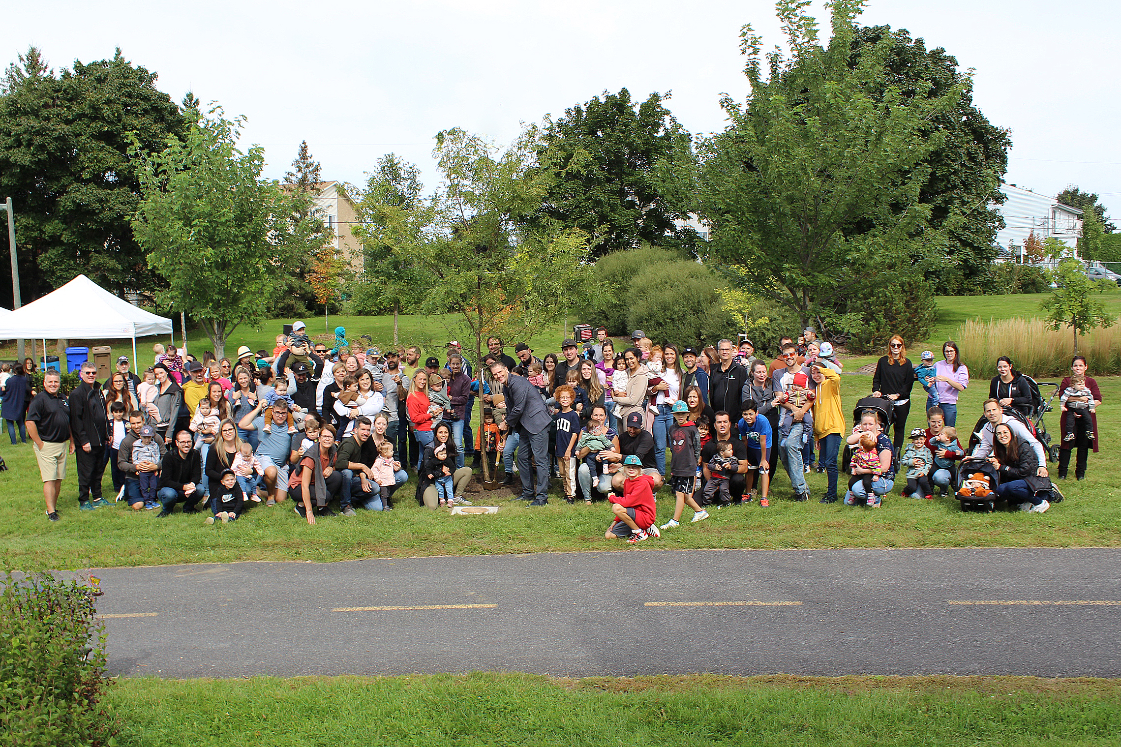 Les enfants nés ou adoptés en 2022 à Sainte-Julie se rassemblent pour inaugurer leur arbre