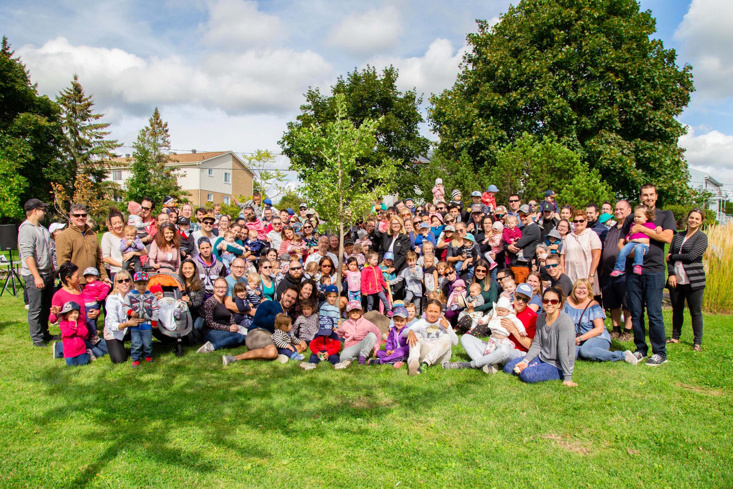 Les enfants nés ou adoptés en 2018 se rassemblent pour inaugurer leur arbre