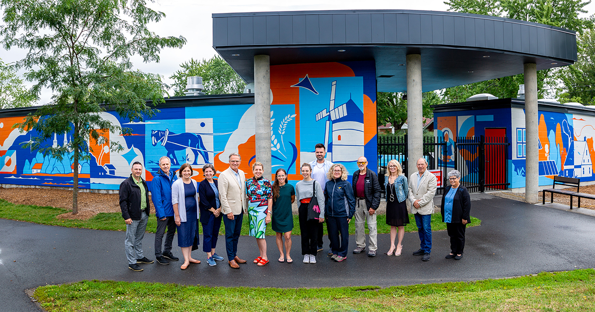 Inauguration de la murale De fleuve et d’exploits au parc du Pré-Vert pour le 350e anniversaire de Varennes