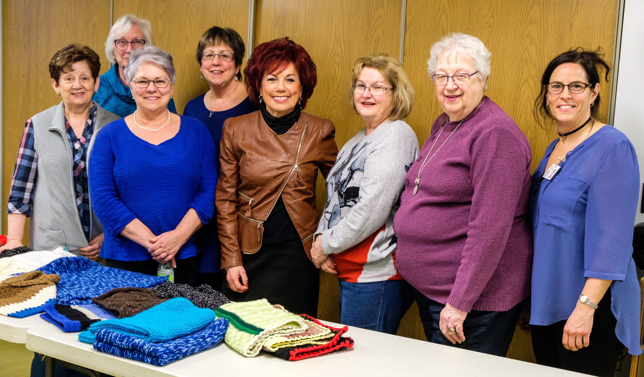 Un échange chaleureux entre les tricoteuses de la FADOQ et les ésidents du Centre d’hébergement Jeanne-Crevier