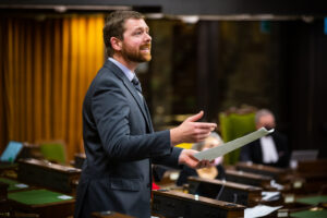 Xavier Barsalou-Duval applaudit la motion pour augmenter la pension de la sécurité de vieillesse