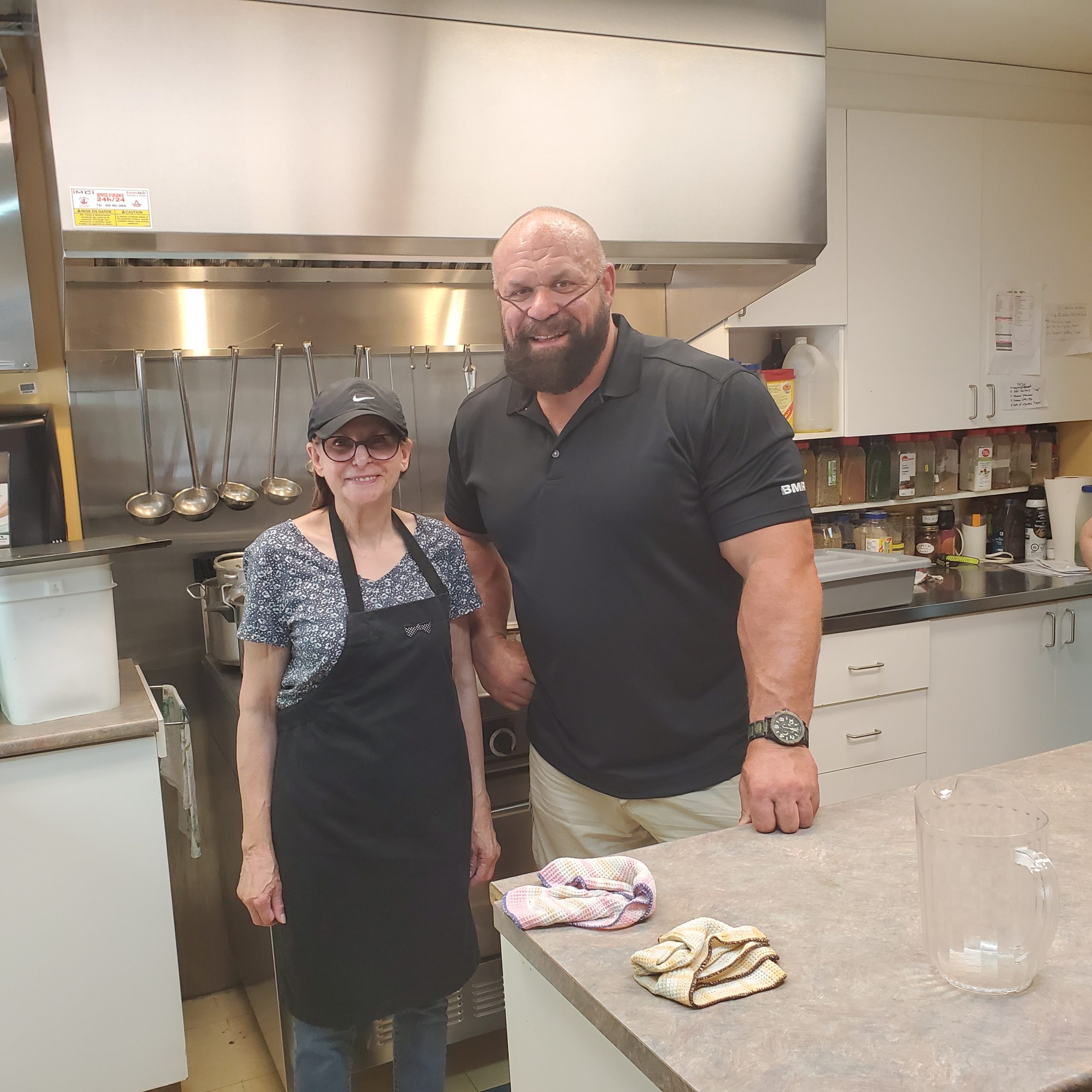 L’homme fort et animateur Hugo Girard à la popote roulante du CABB