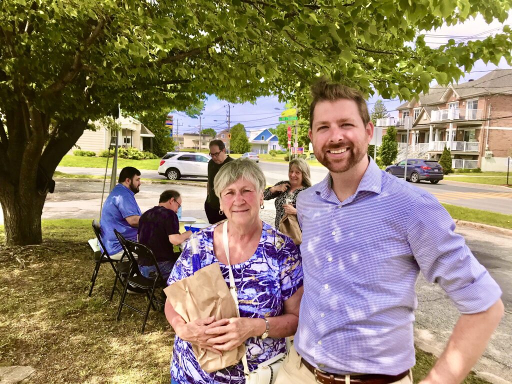 Nouvelles distributions de trousses de pavoisement organisées par Xavier Barsalou-Duval