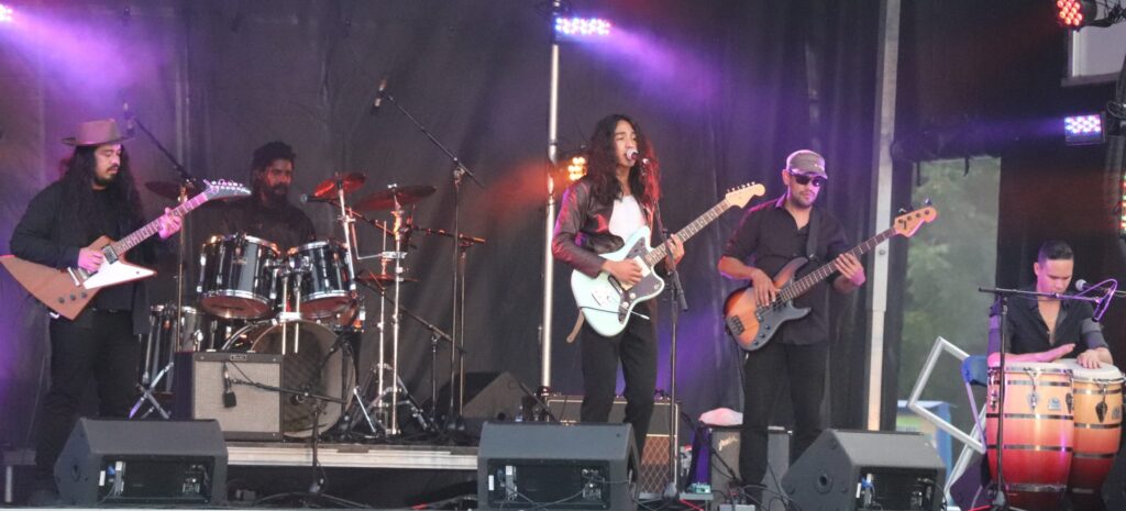 Devant une foule peu nombreuse, Matéo séduit toujours