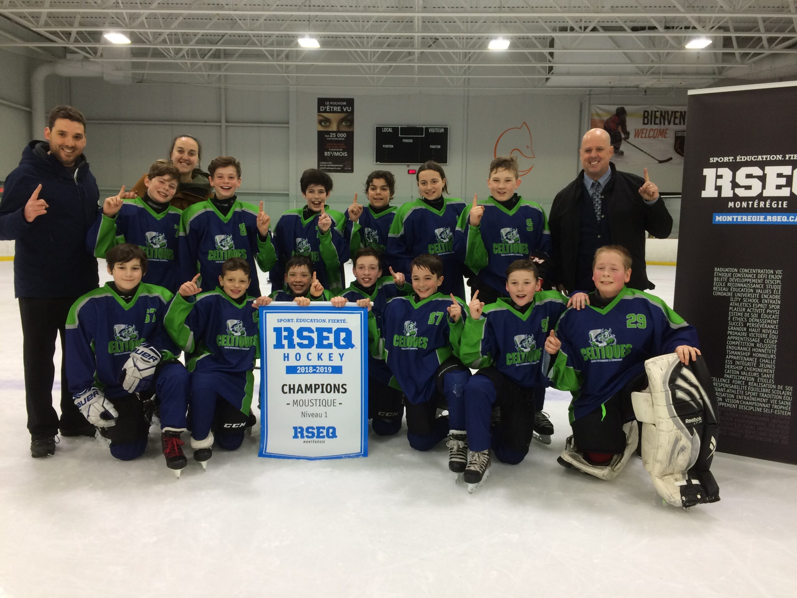 L&rsquo;école Les Marguerite de Varennes: champion au hockey scolaire primaire du RSEQ Montéégie