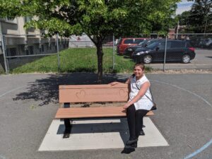 Un banc de l’amitié à l’école Paul-VI