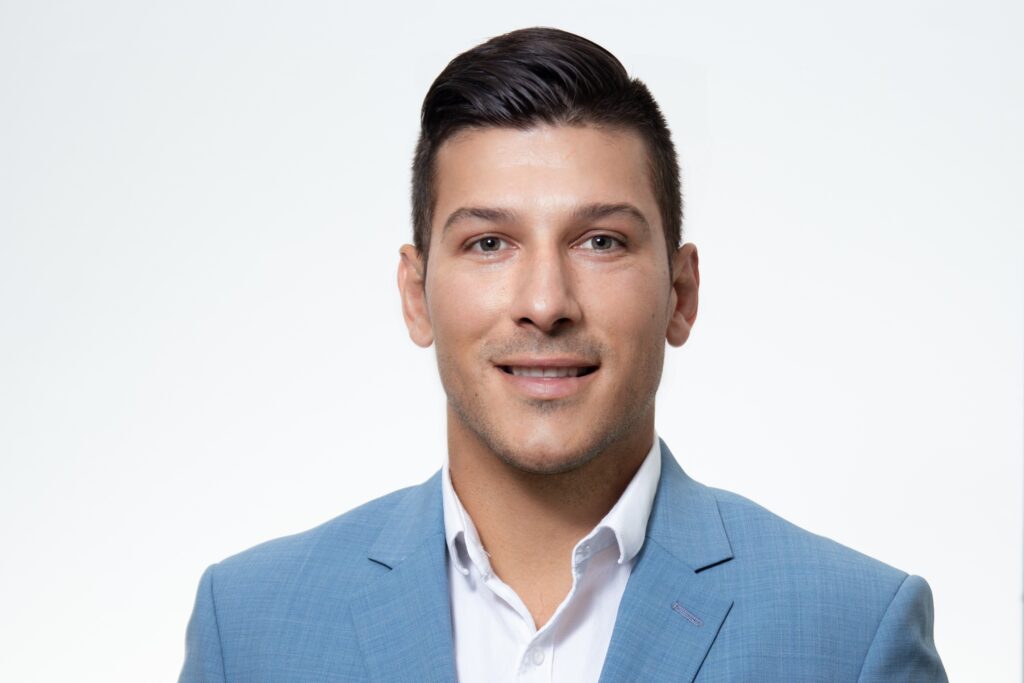 Le candidat du PC Mathieu Daviault se porte à la défense des médias locaux