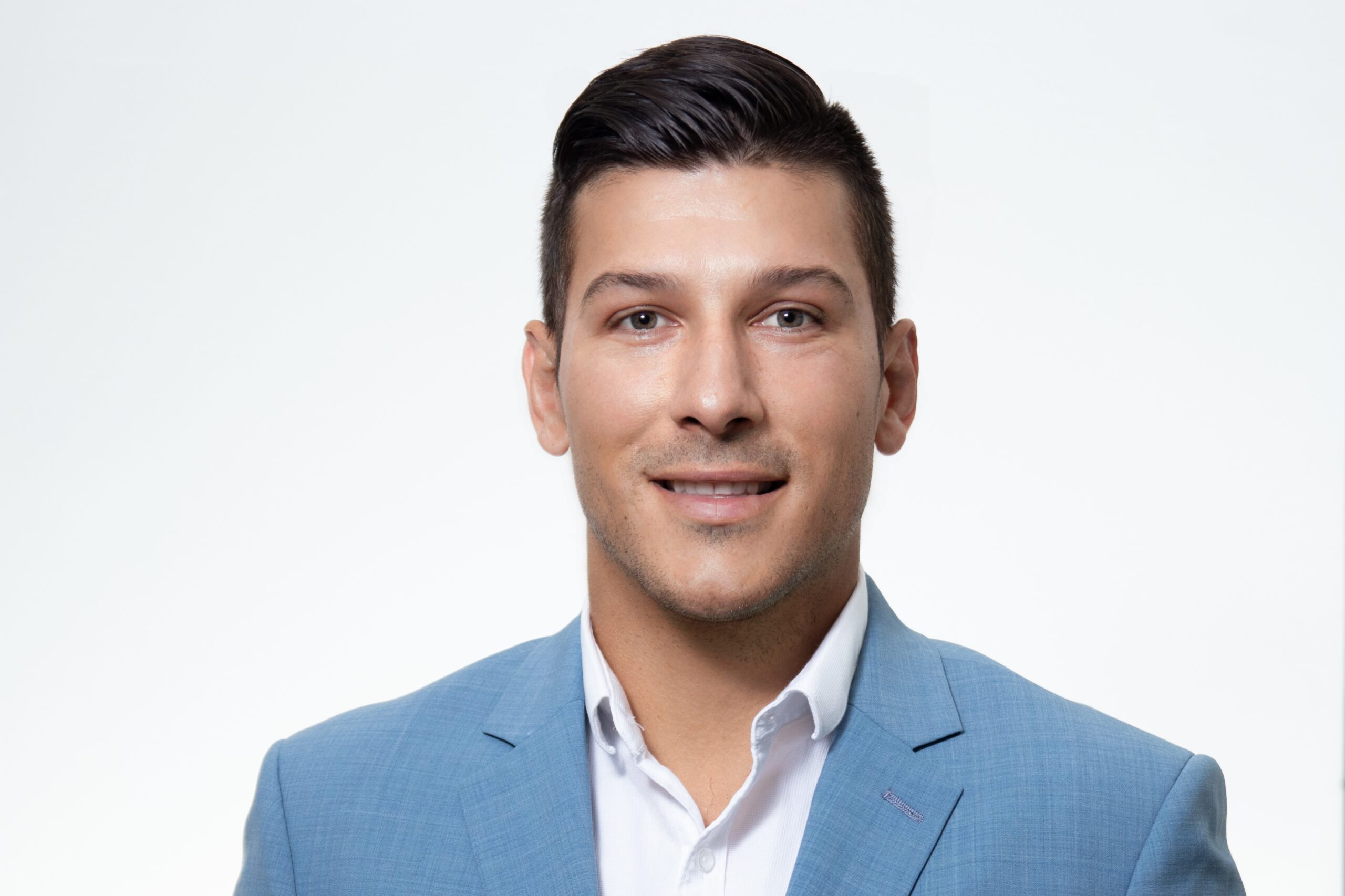 Le candidat du PC Mathieu Daviault se porte à la défense des médias locaux