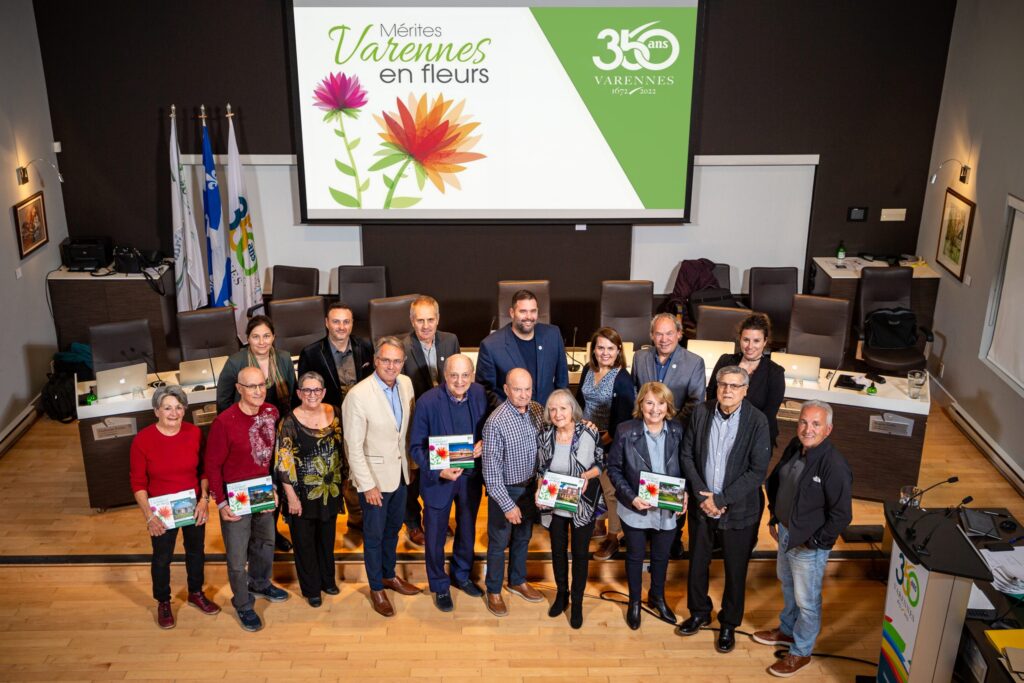 Le conseil municipal décerne les Mérites Varennes en fleurs 2022
