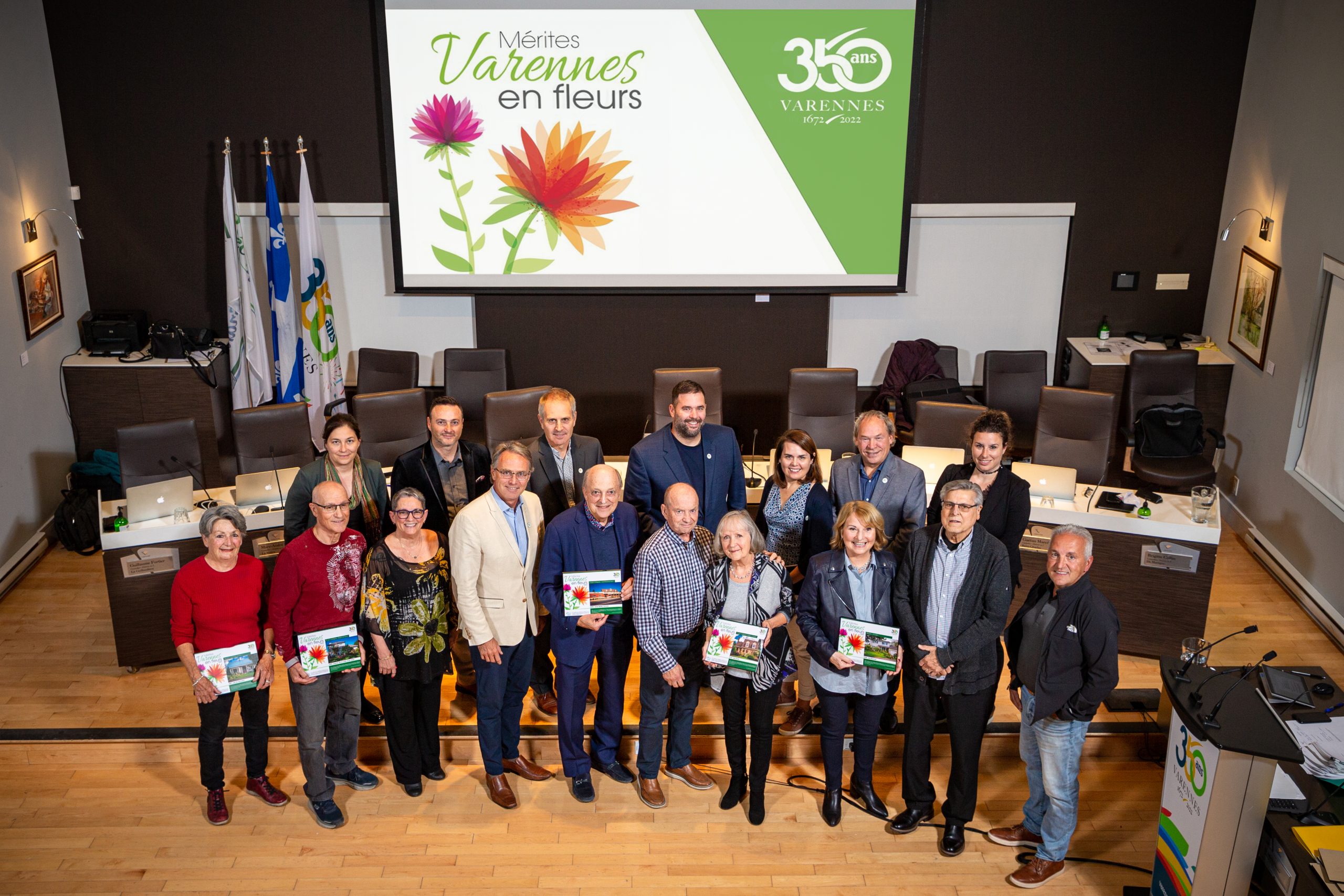 Le conseil municipal décerne les Mérites Varennes en fleurs 2022
