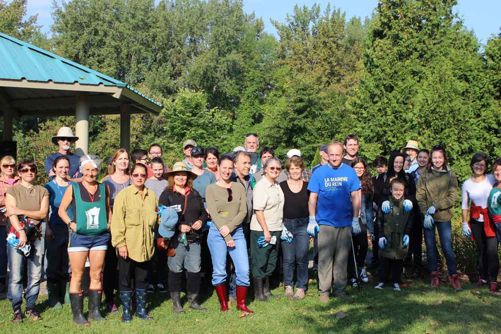 Une soixantaine de bénévoles participent au nettoyage des berges du fleuve Saint-Laurent à Boucherville