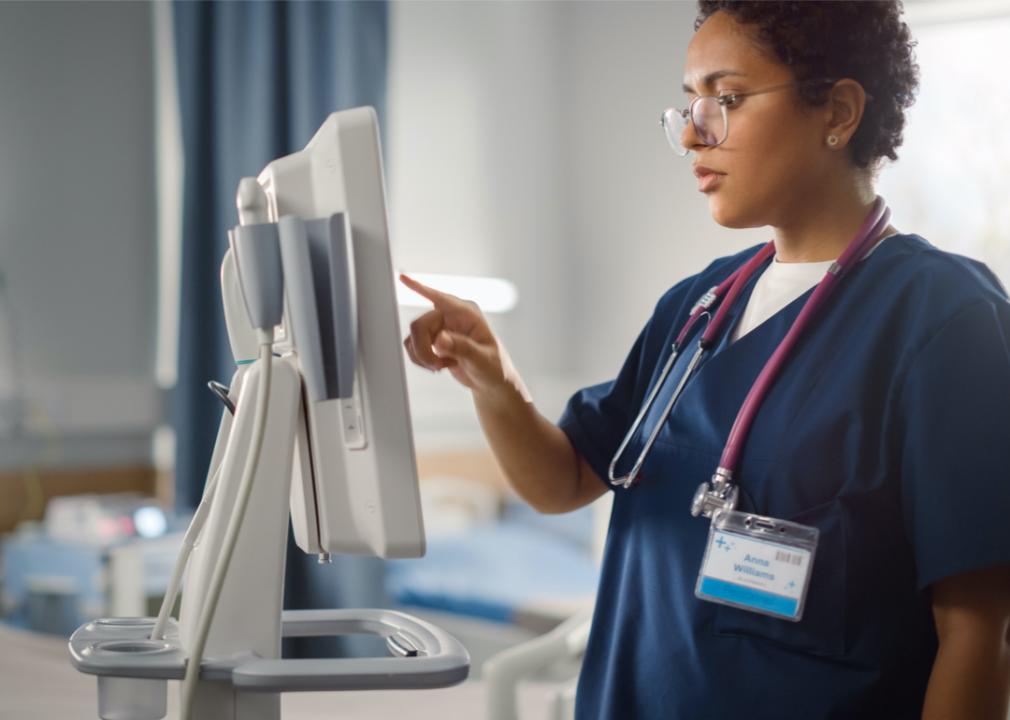 Des simulations indiquent que la croissance des cas et des nouvelles hospitalisations pourrait ralentir d&rsquo;ici peu