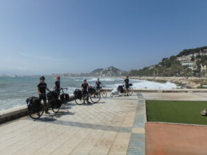 Cinq amis cyclistes entreprennent un périple à vélo de 10 000 km en Europe