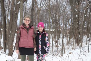 Où sont cachés les rondins au parc des Explorateurs ?