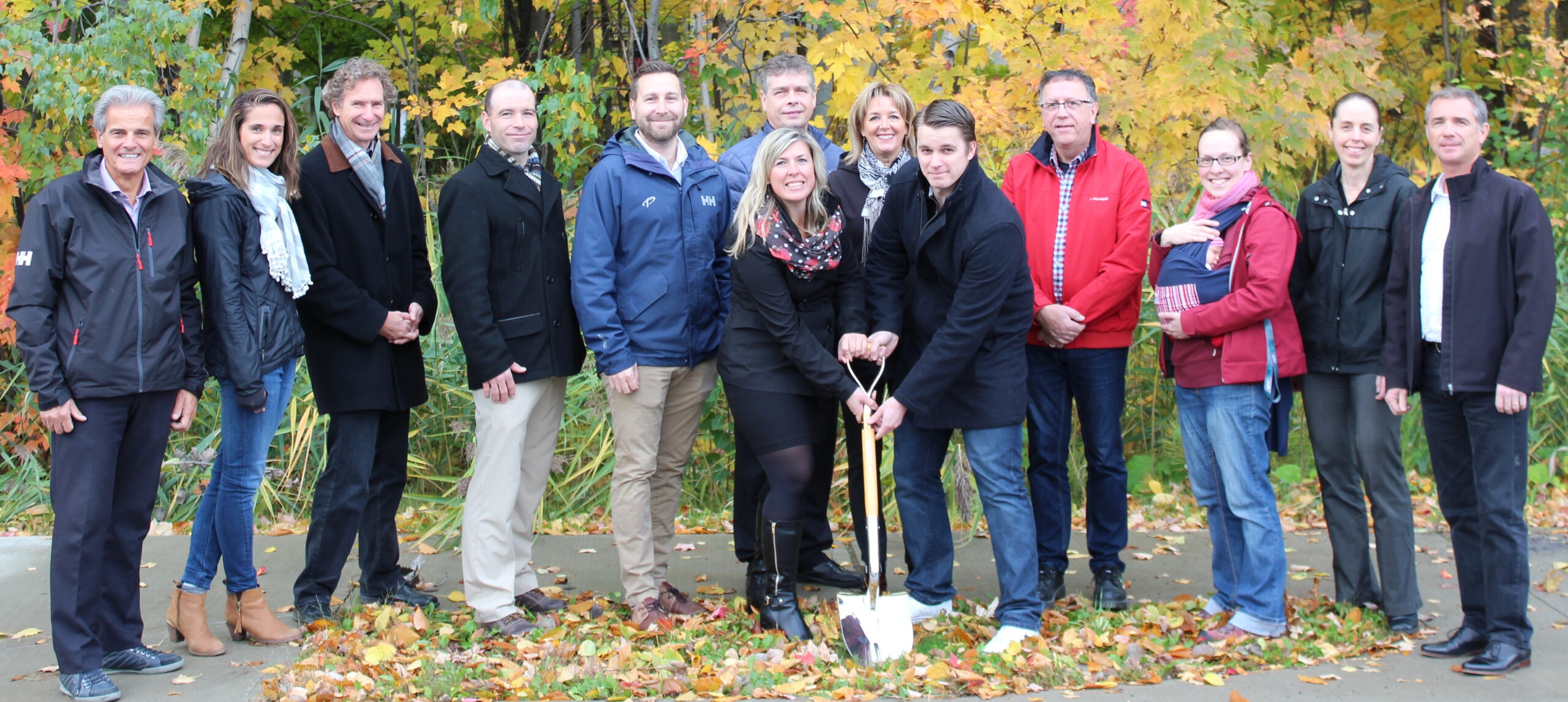 Première pelletée de terre de la troisième installation du Centre de la petite enfance Petit à Petit à Contrecoeur