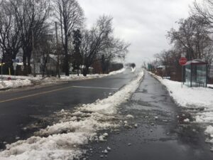 Arrêt lumineux et traverse piétonnière éclamés à l’intersection Marie-Victorin et Bachand Nord