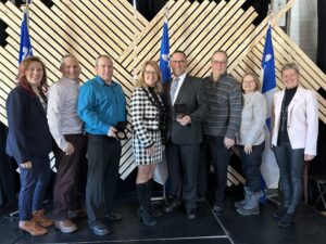 Suzanne Roy décerne la médaille de l’Assemblée nationale à deux citoyens de la égion
