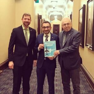 Aéroport de Saint-Hubert : remise du rapport de consultation au ministre des Transports