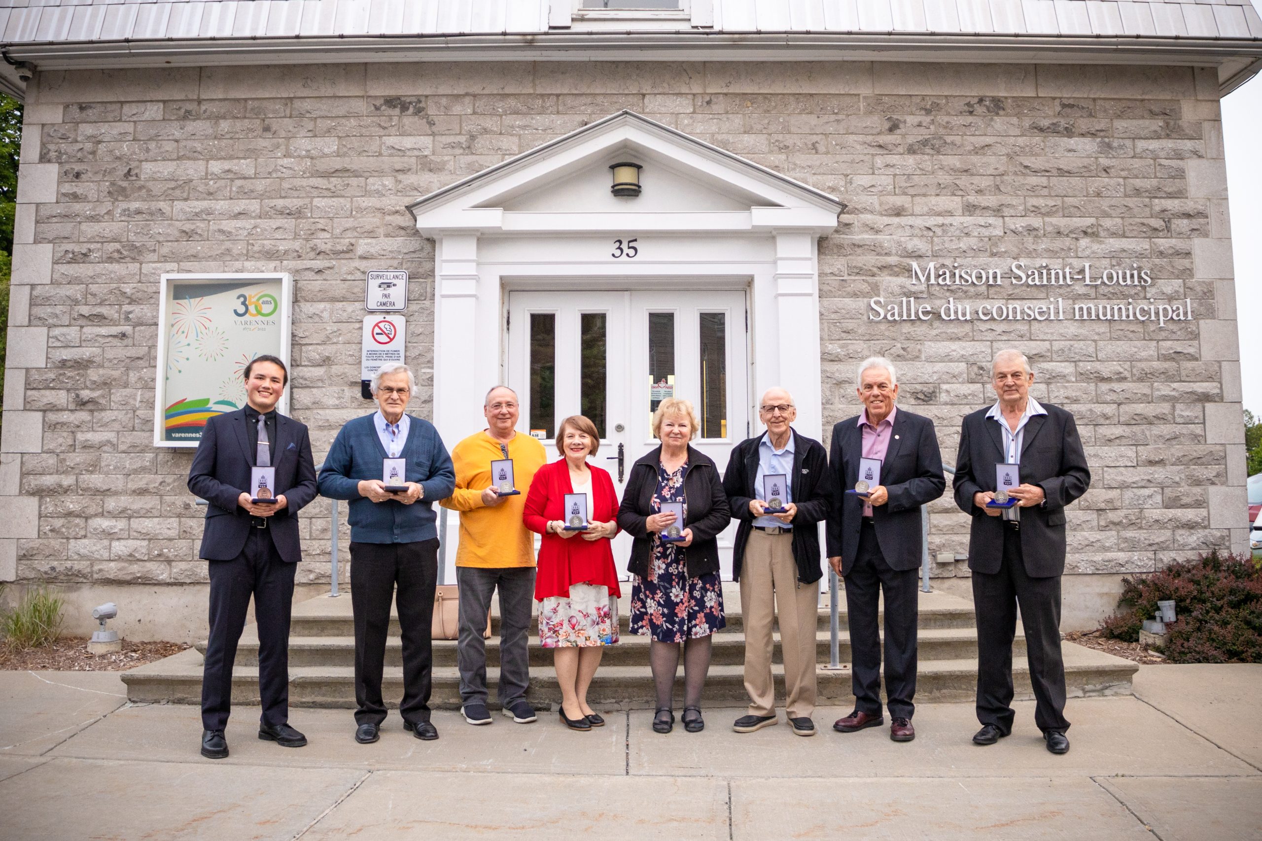10 varennois recoivent la médaille du Gouverneur-Général