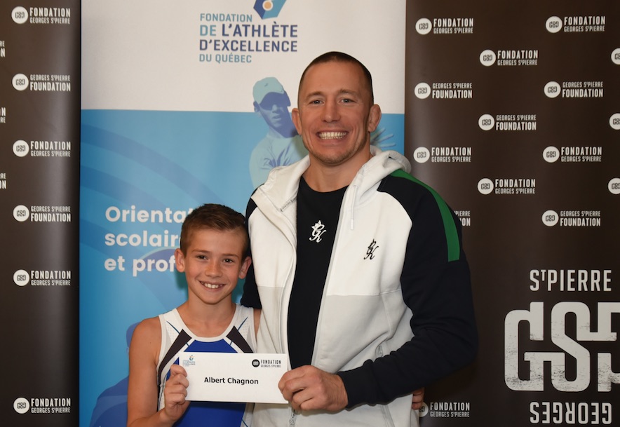 Une bourse d’excellence académique pour le jeune Varennois Albert Chagnon des mains de Georges St-Pierre!