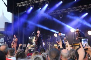 Le groupe Salebarbes attire les spectateurs mais pas l’orage!