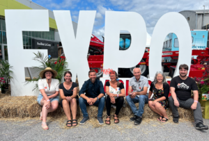 Manon Harvey, candidate de Québec solidaire, au côté de Gabriel Nadeau-Dubois à l’expo agricole de Saint-Hyacinthe