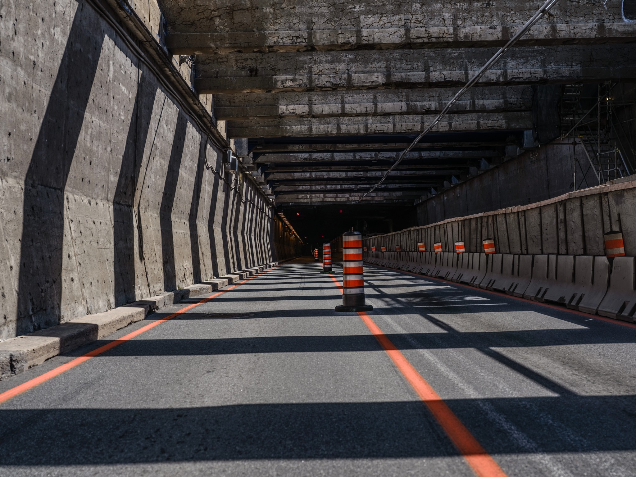 Un radar photo installé au  tunnel Louis-Hippolyte-La Fontaine