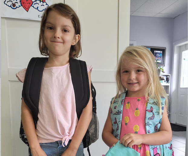 La Boussole fait des heureux en distribuant des sacs à dos remplis d’effets scolaires gratuits!
