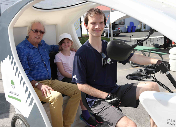 Un vélo, une ville : le triporteur gratuit pour aînés de retour cet été à Sainte-Julie