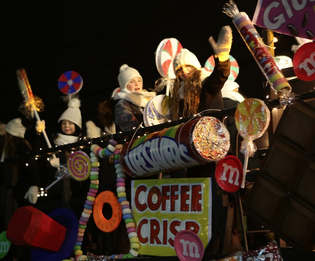 Une foule record prend part à la 21e édition du défilé de Noël à Sainte-Julie