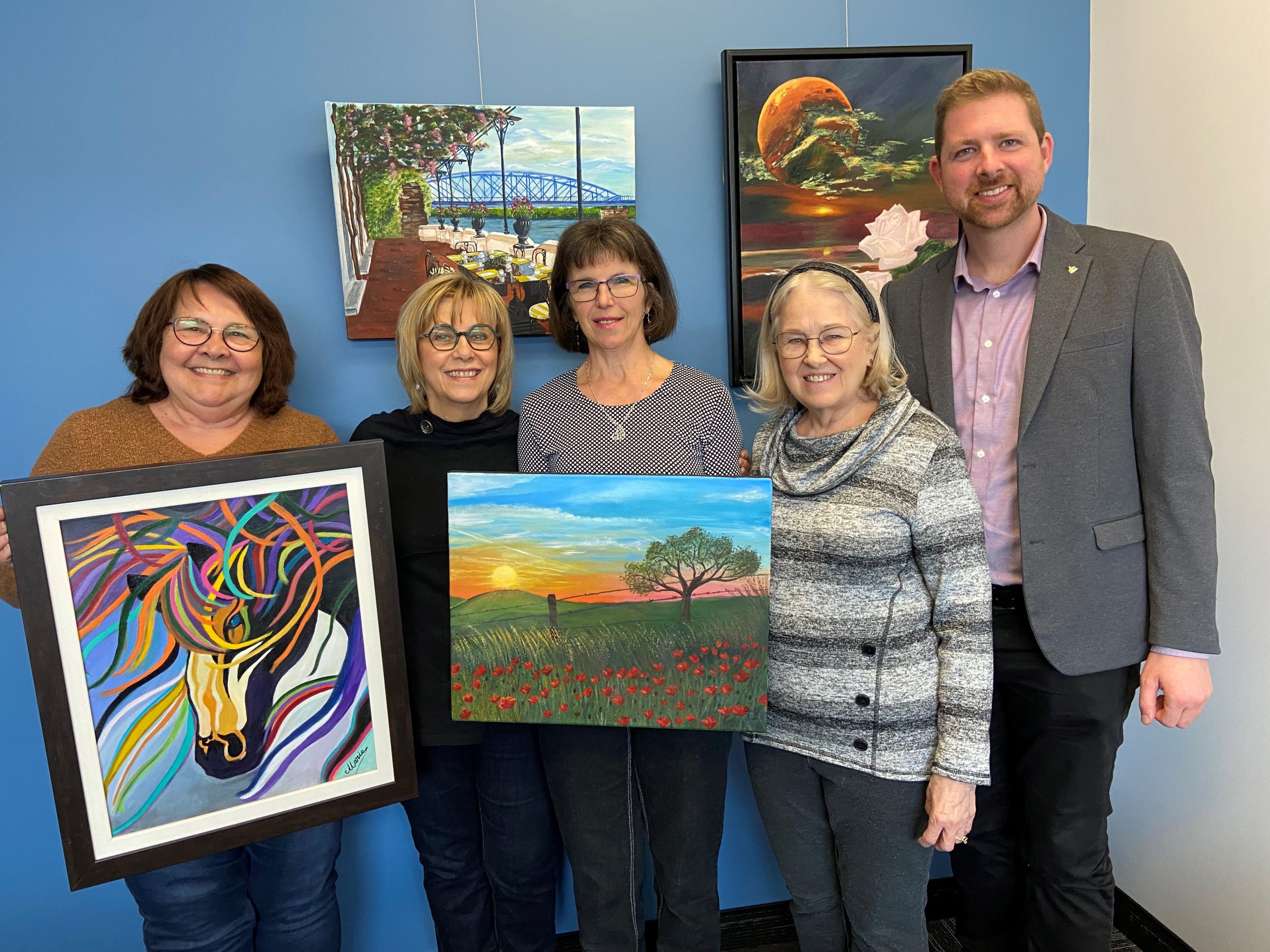 Les ainés exposent chez le député