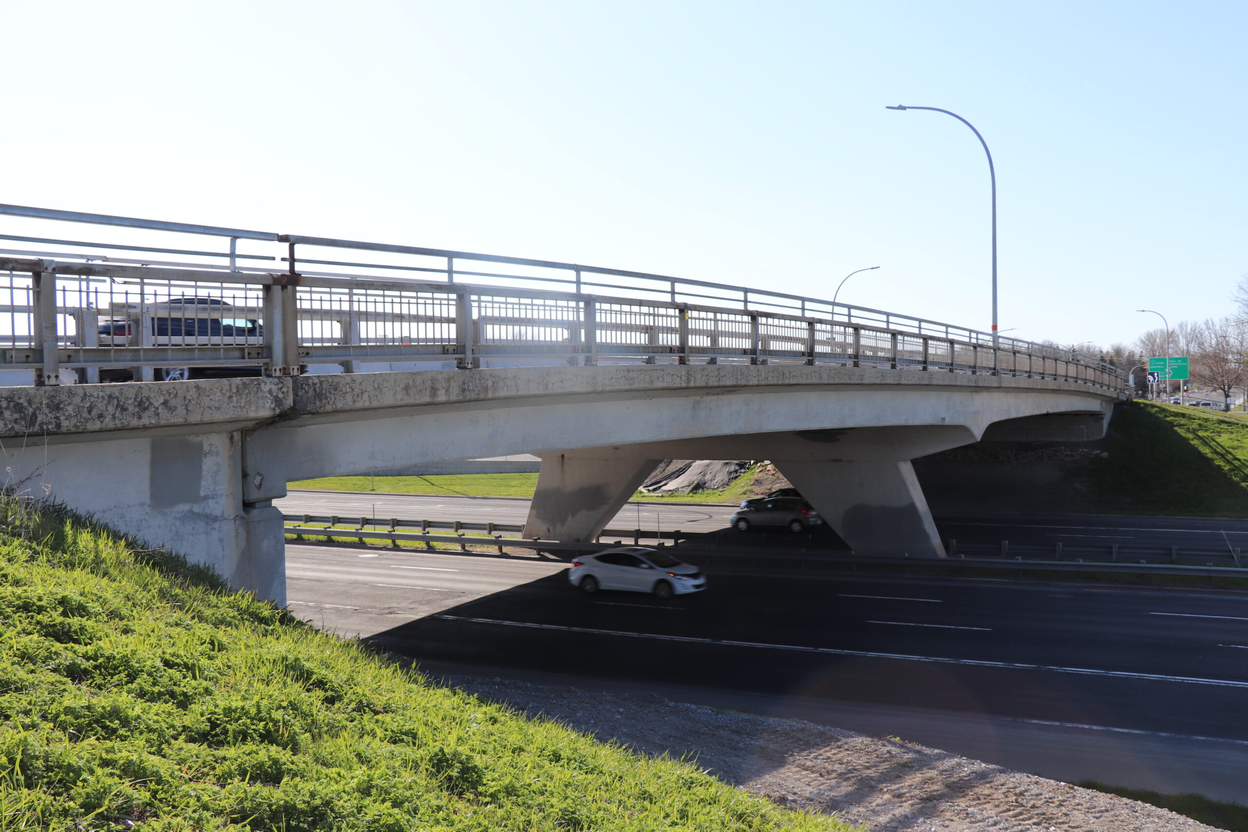 éfection du pont d’étagement du boulevard De Montarville, au-dessus de la route 132