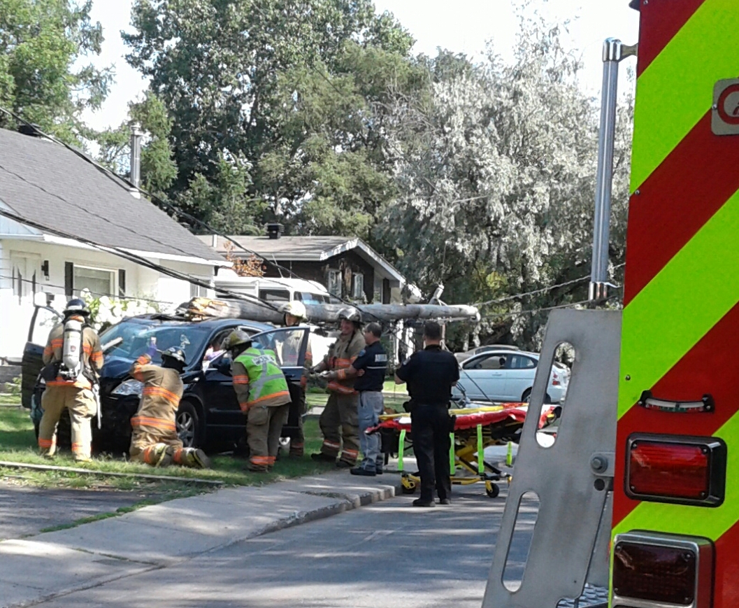 Un véhicule fonce dans un poteau électrique sur Cicot Nord, à Boucherville
