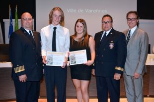 Varennes rend hommage à deux moniteurs-sauveteurs du Complexe aquatique