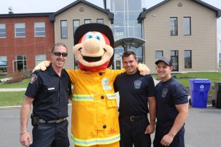 Yvon Larosé la nouvelle mascotte du service incendie de Saint-Amable
