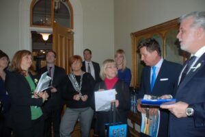 Le livre sur l&rsquo;histoire de l&rsquo;aviron au Québec présenté à l&rsquo;Assemblée nationale